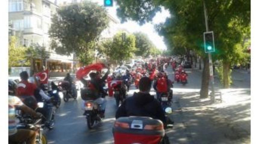 Motosikletli Kuryelerden Zafer Bayramı Kutlaması