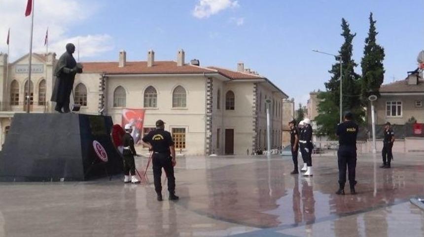 Polislere &Ccedil;elenk Sunumunda &rsquo;selamı Ge&ccedil; Verdin&rsquo; Cezası