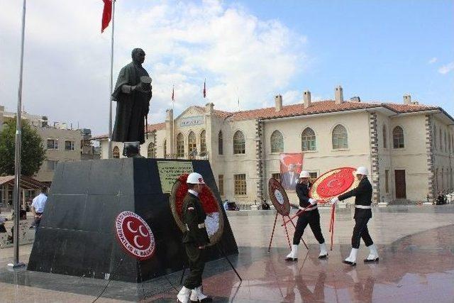 Polislere Çelenk Sunumunda ’selamı Geç Verdin’ Cezası