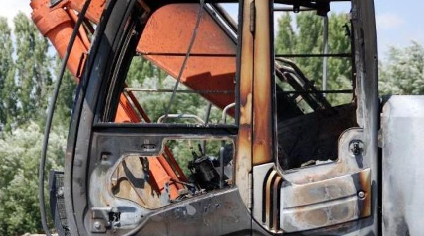 Ağrı&rsquo;Da Okulun Temelini Kazan Bir Iş Makinesi Yakıldı