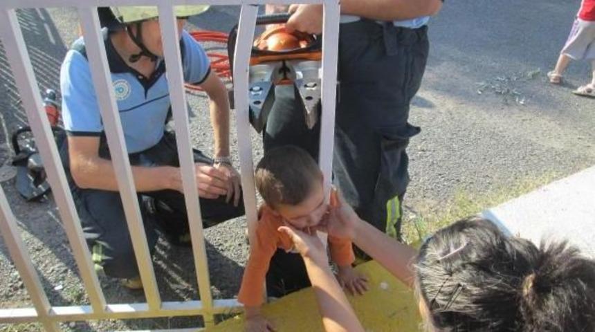 Başı Demir Parmaklığa Sıkışan &Ccedil;ocuğu Itfaiye Kurtardı