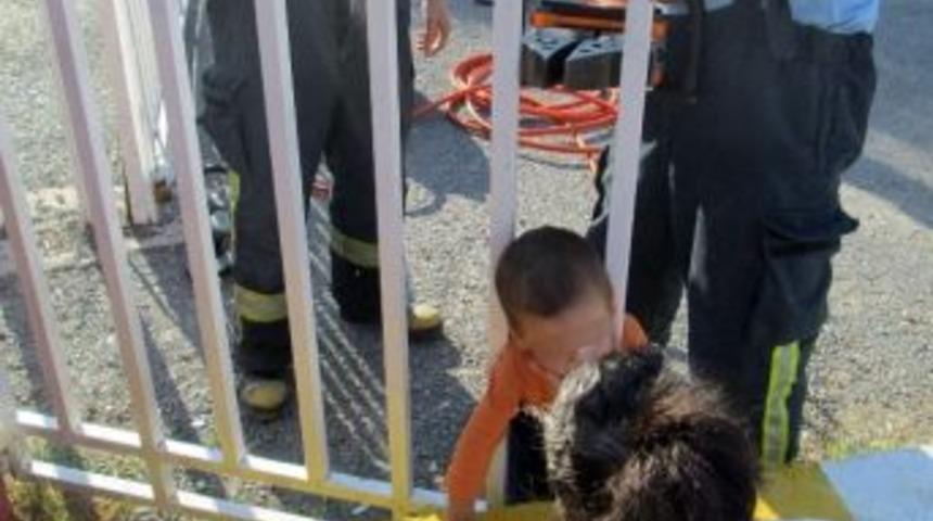 Başı Demir Parmaklıklara Sıkışan &Ccedil;ocuğu İtfaiye Kurtardı