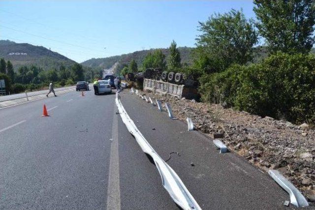 Şarampole Devrilen Tır'ın Şoförünün Kopan Kulağı Dikildi