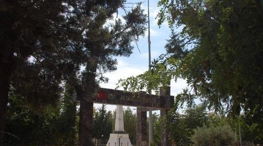 30 Ağustos Zafer Bayramında Şehitlik Bayraksız Kaldı