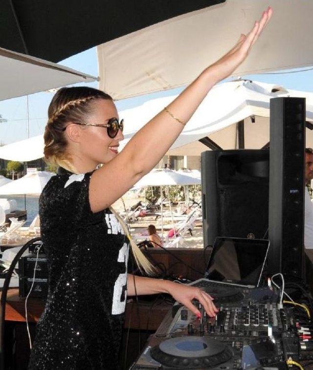 Chloe Loughnan, Dj'liğe De Soyundu