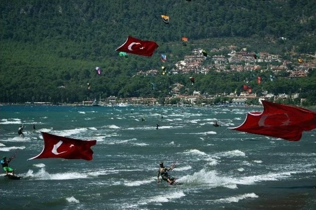 S&ouml;rf&ccedil;&uuml;ler 30 Ağustos&rsquo;u Denizde Kutladı