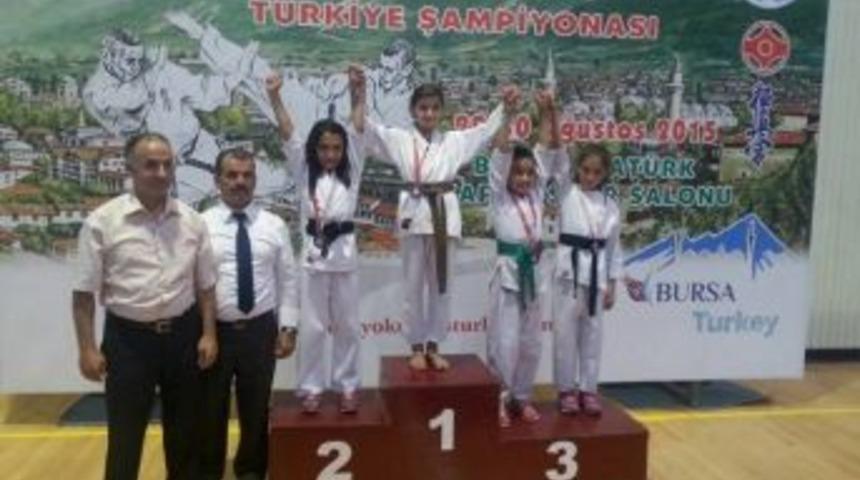 11 Yaşındaki Eyl&uuml;l Altın Madalya Sahibi Oldu