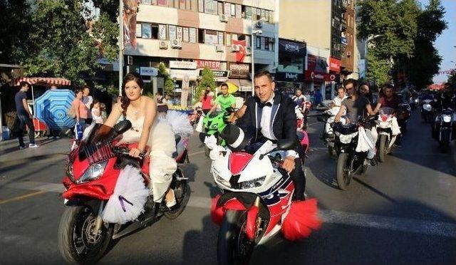 Gelin Arabası Yerine Motosikletleri İle Gezdiler