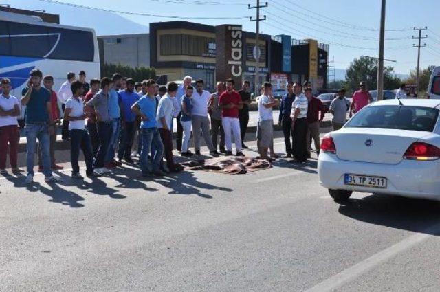 Hafriyat Kamyonları Motosikletli Gençlere Çarptı: 2 Ölü