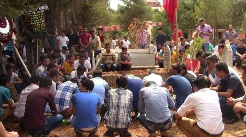 Y&uuml;zlerce Kişi Şehidin Kabrini Ziyaret Etti