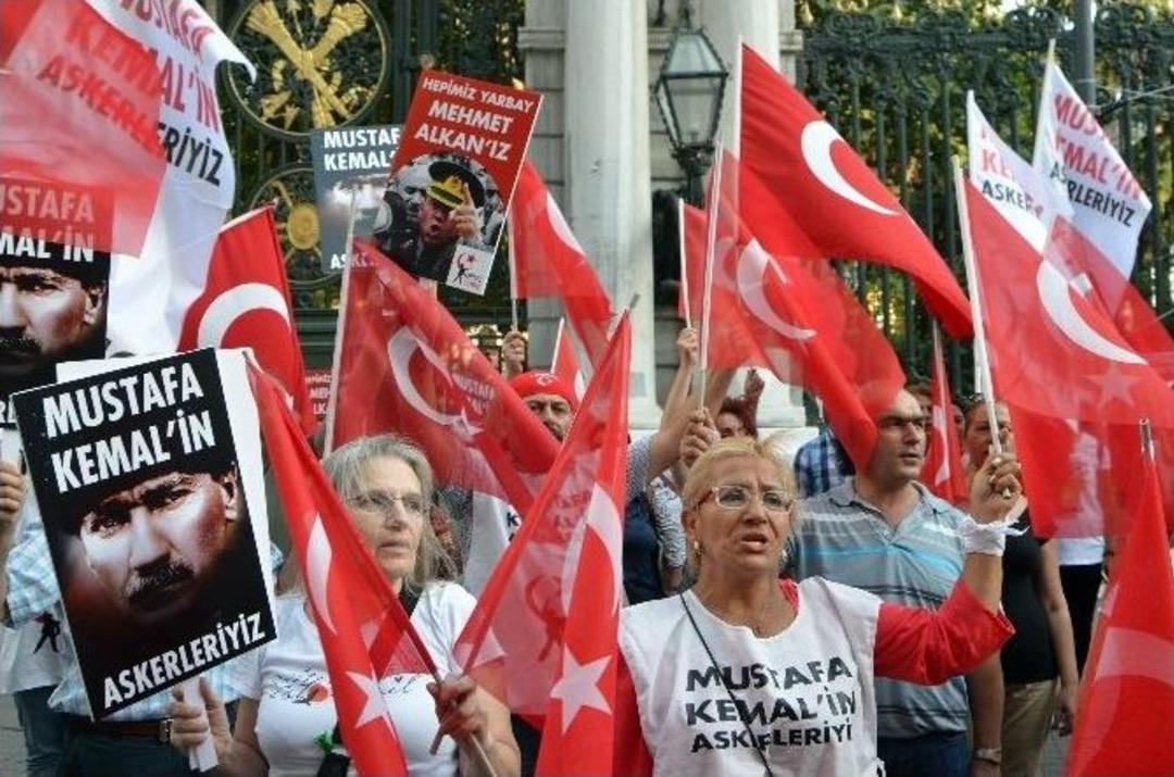 İstiklal Caddesi&rsquo;nde 30 Ağustos Ve Yarbay Mehmet Alkan Y&uuml;r&uuml;y&uuml;ş&uuml;