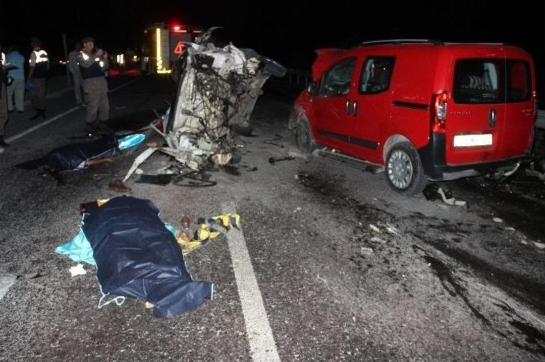 D&uuml;ğ&uuml;n D&ouml;n&uuml;ş&uuml; Feci Kaza: 2 &Ouml;l&uuml;, 8 Yaralı