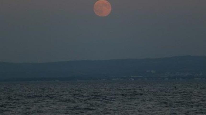 In Pictures: Supermoon Graces Istanbul Nights