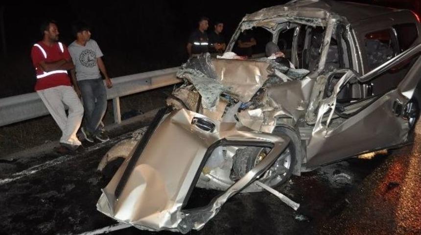 İzmir&rsquo;de Trafik Kazası: 3 &Ouml;l&uuml;