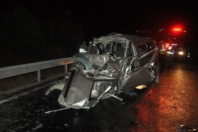 İzmir’de Trafik Kazası: 3 Ölü