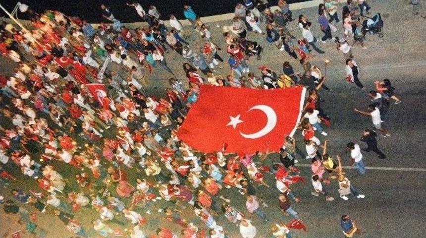 Ayvalık&rsquo;ta Binlerce İnsan Fener Alayına Katıldı