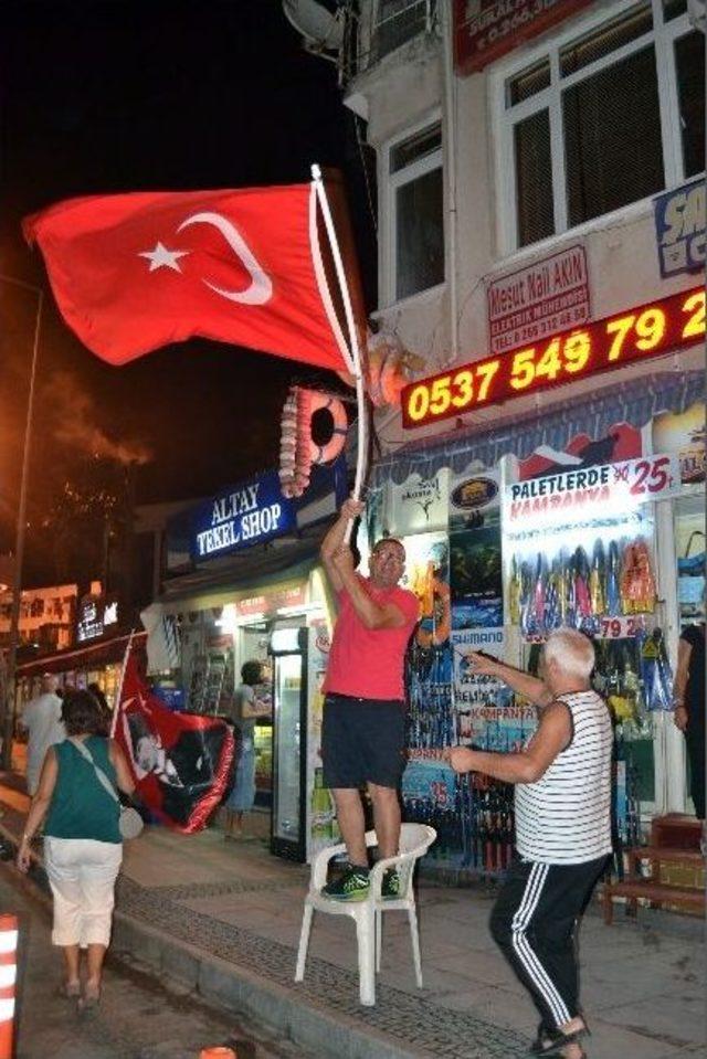 Ayvalık’ta Binlerce İnsan Fener Alayına Katıldı