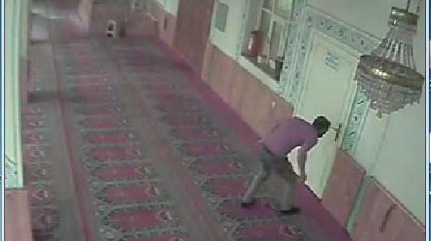 Caminin Bağış Kutusundaki Parayı &Ccedil;aldı