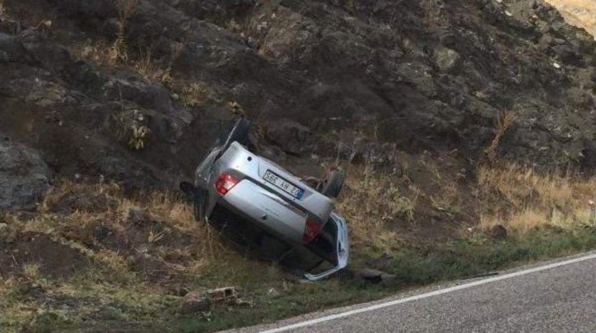 Adıyaman&rsquo;Da Otomobil Şarampole Devrildi: 3 Yaralı