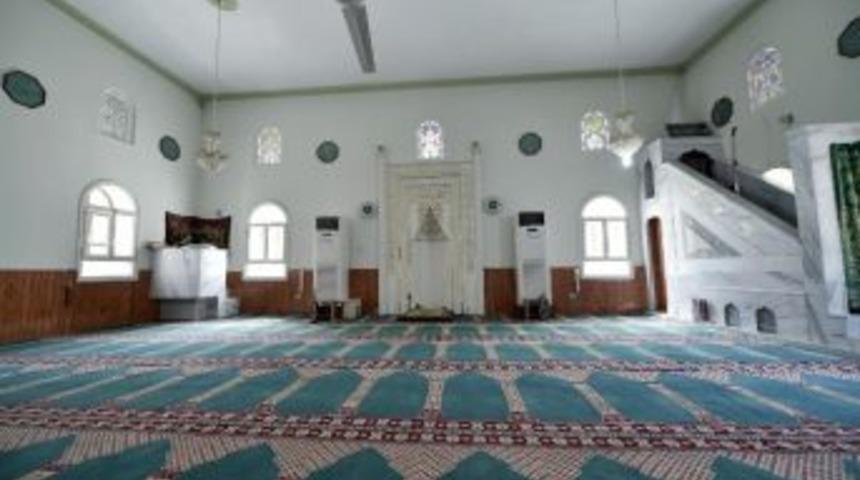 Mamak Belediyesi Cami Temizlik &Ccedil;alışmalarına Devam Ediyor