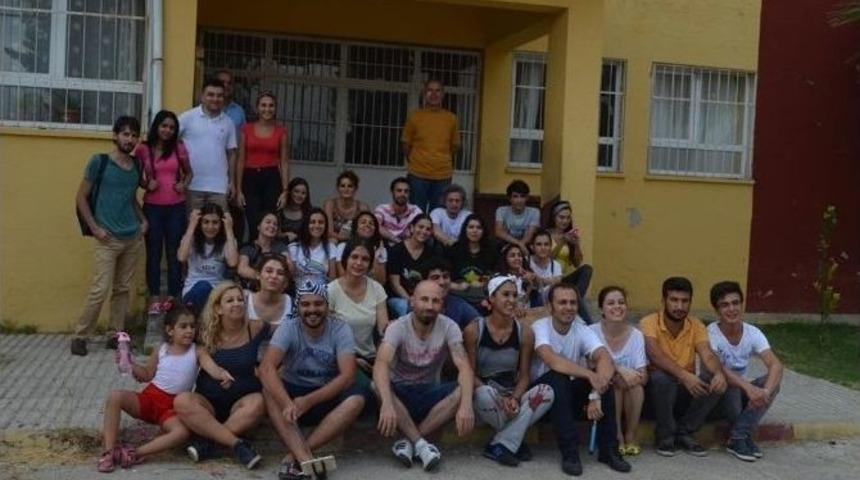 G&ouml;n&uuml;ll&uuml;lerden Okula K&uuml;t&uuml;phane