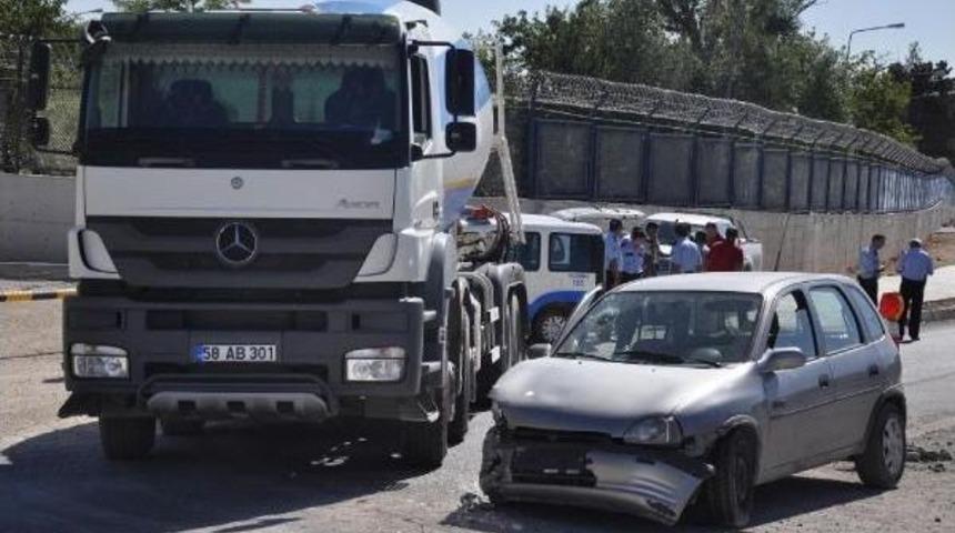 Beton Mikseri Ile Otomobil &Ccedil;arpıştı: 3 Yaralı