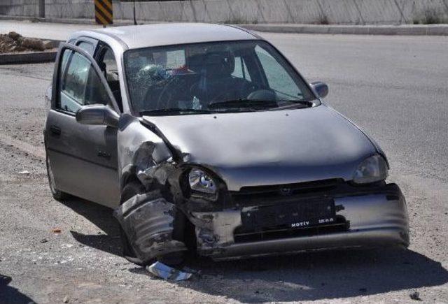 Beton Mikseri Ile Otomobil Çarpıştı: 3 Yaralı