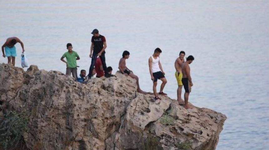 Antalya&rsquo;da 40 Metrelik Falezlerden Tehlikeli Atlayış