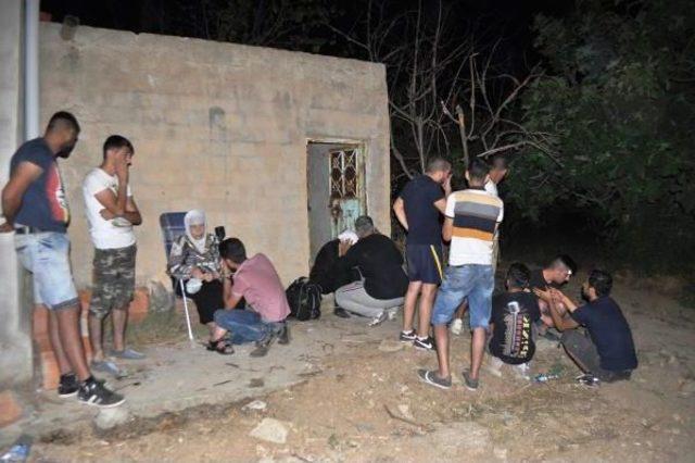 Yunan Adaları Vaadiyle Kandırdıkları Suriyeli'leri Ahıra Kapattılar