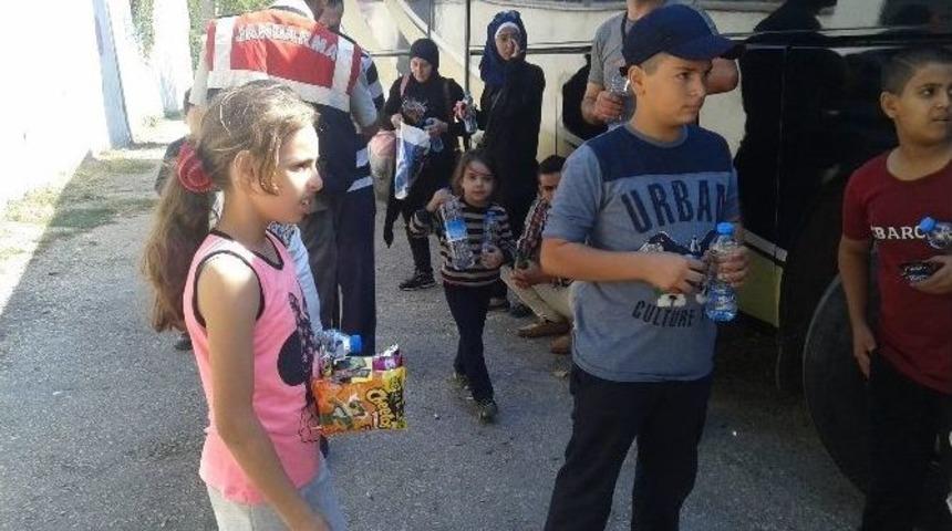 Malkaralı Vatandaştan Suriyeli &Ccedil;ocuklara Şefkat Eli