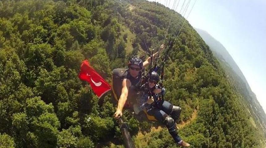Zaferi G&ouml;ky&uuml;z&uuml;nde Bayrak A&ccedil;arak Kutladılar
