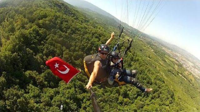 Zaferi Gökyüzünde Bayrak Açarak Kutladılar