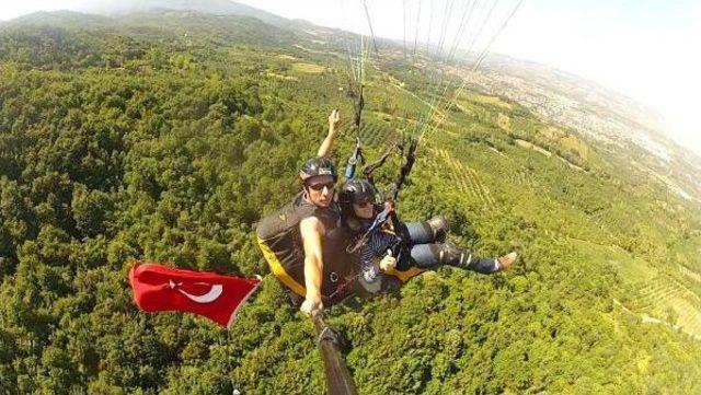 Zaferi Gökyüzünde Bayrak Açarak Kutladılar