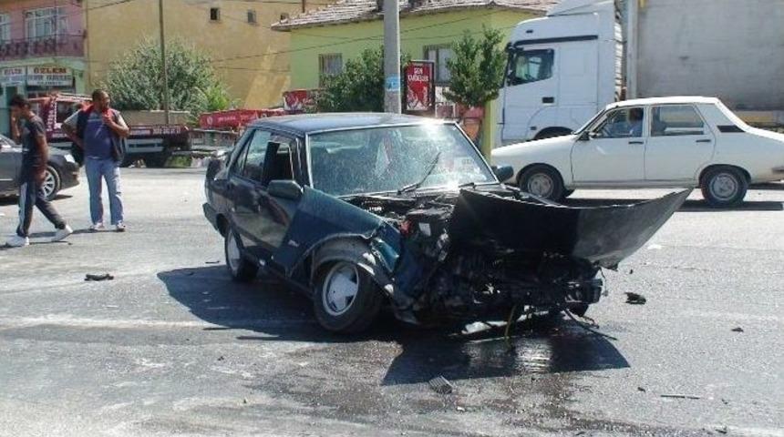 Tır&rsquo;ın Otomobille &Ccedil;arpışması G&uuml;venlik Kamerasında