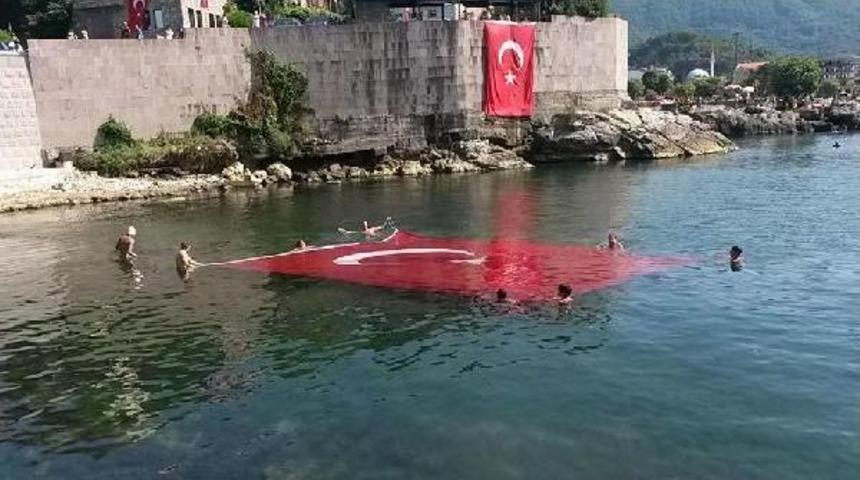 Amasra'da Zafer Bayramı'nı  Bayrağı Denize Sererek Kutladılar