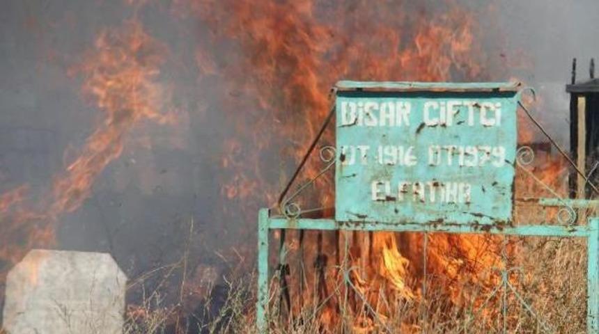 Muradiye Mezarlığında Yangın