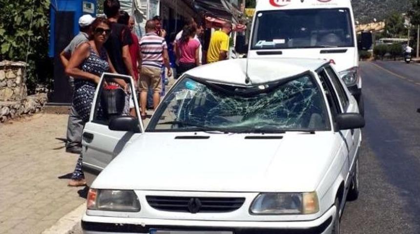 Yolun Karşısına Ge&ccedil;erken Otomobil &Ccedil;arpan Turist Yaralandı