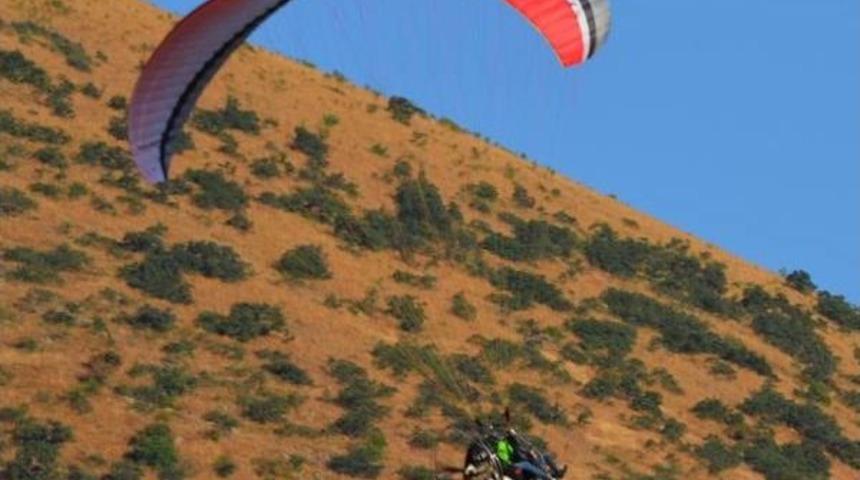 Şehitler I&ccedil;in Paramotorda Bayraklı U&ccedil;uş