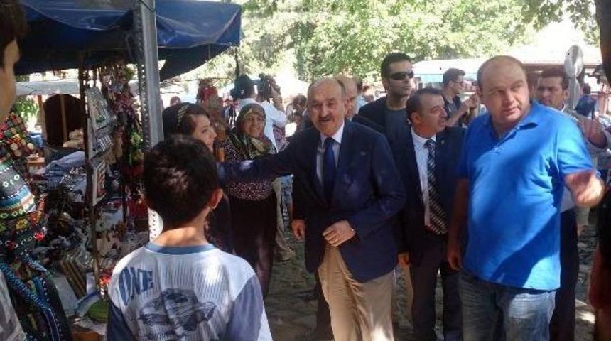 Sağlık Bakanı M&uuml;ezzinoğlu Cumalıkızık K&ouml;y&uuml;'n&uuml; Gezdi