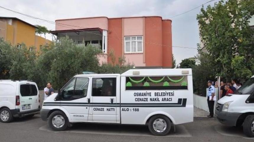 Tartıştığı Kocasını Bı&ccedil;aklayarak &Ouml;ld&uuml;rd&uuml;