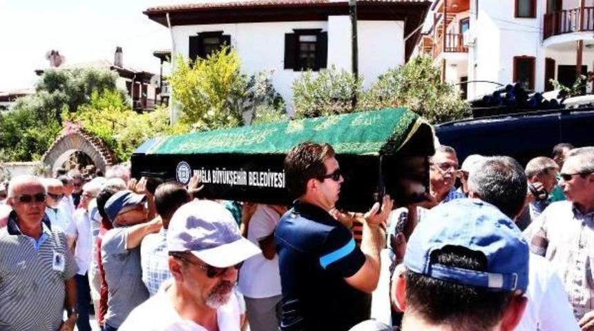 Oktay Akbal, &Ccedil;i&ccedil;eklerle Uğurlandı