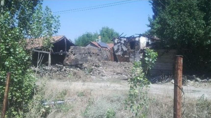 Boz&uuml;y&uuml;k&rsquo;te Ev Yangını