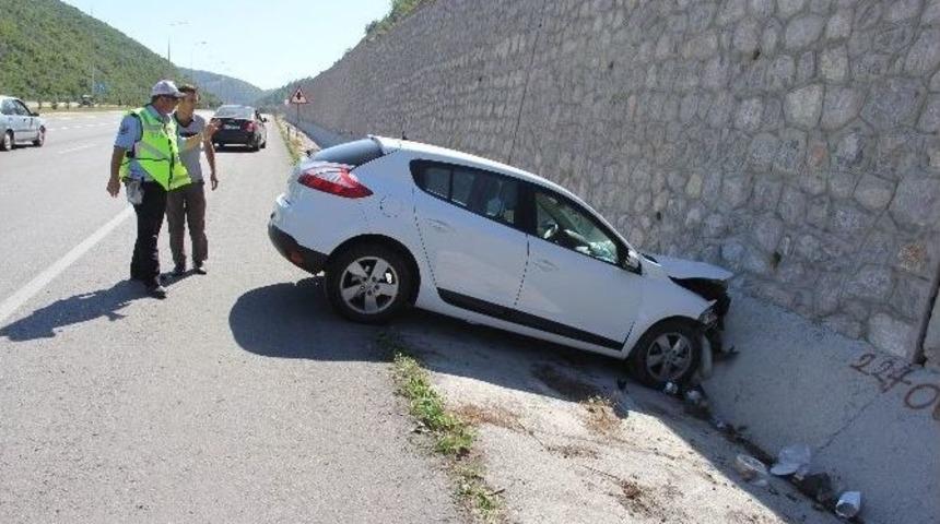 &Ouml;ğretmen İle Eşi Kazada Yaralandı