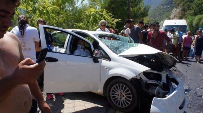 Ehliyetsiz Sürücü Karşı Şeride Geçti: 3 Yaralı