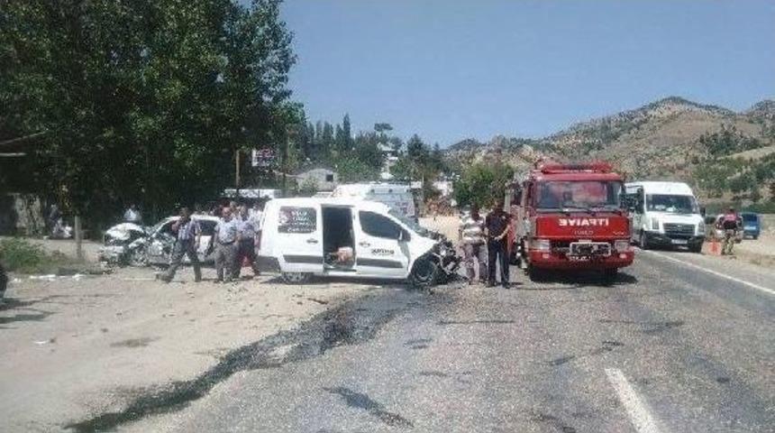 Hafif Ticari Ara&ccedil; Ile Otomobil &Ccedil;arpıştı: 1 &Ouml;l&uuml;, 3 Yaralı