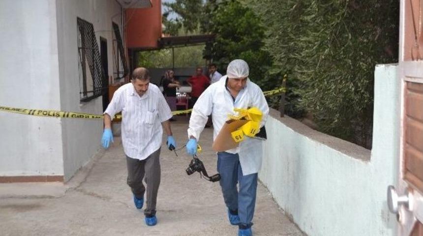 Tartıştığı Kocasını Bı&ccedil;aklayarak &Ouml;ld&uuml;rd&uuml;