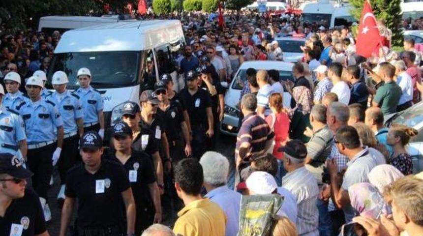 Şehit Polis Babasının Tabutuna Kapanan Ece; 'baba Ne Olur Yanıma Gel'