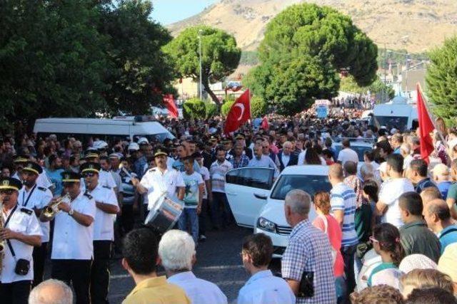 Şehit Polis Babasının Tabutuna Kapanan Ece; 'baba Ne Olur Yanıma Gel'