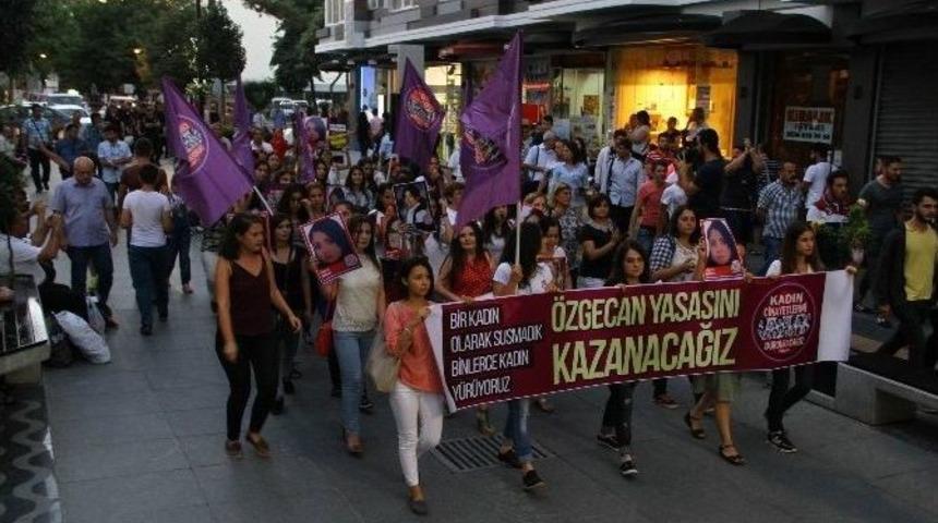 Kadınlar &ldquo;&ouml;zgecan Yasası&rdquo; İ&ccedil;in Y&uuml;r&uuml;d&uuml;