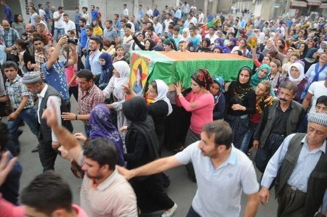 Çatışmada Ölen Pkk’lının Cenazesi Cizre’de Defnedildi